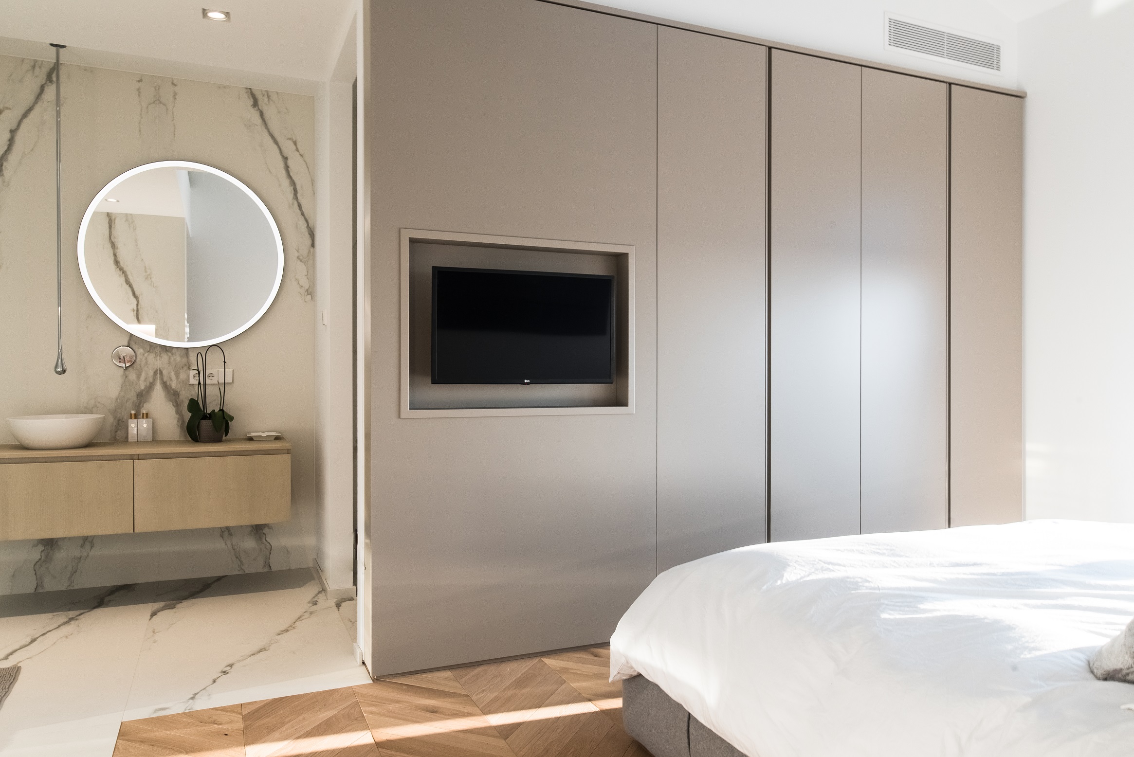 Salle de bains et dressing ouvert sur la chambre Luxembourg