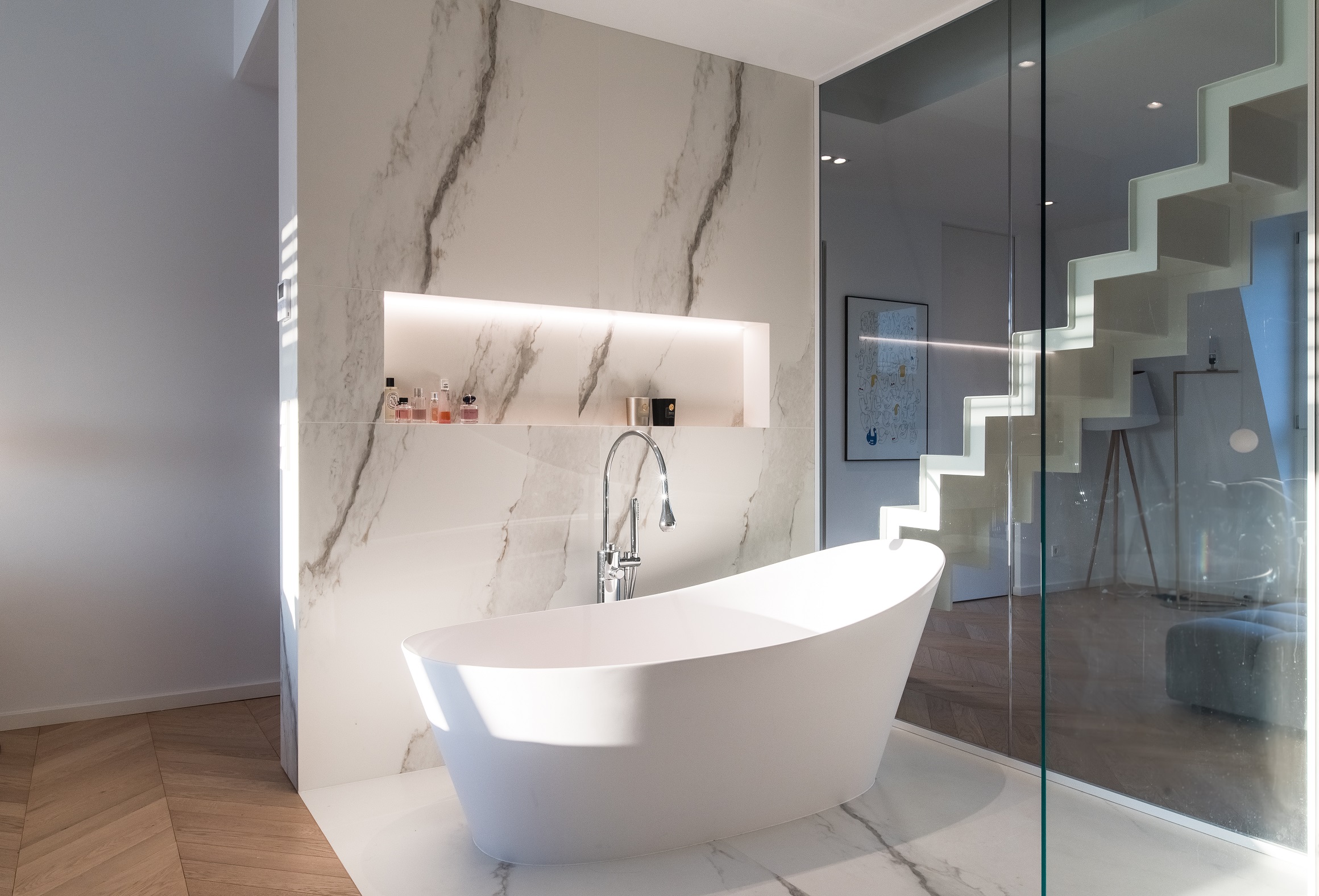 Aménagement salle de bains ouverte avec baignoire Luxembourg