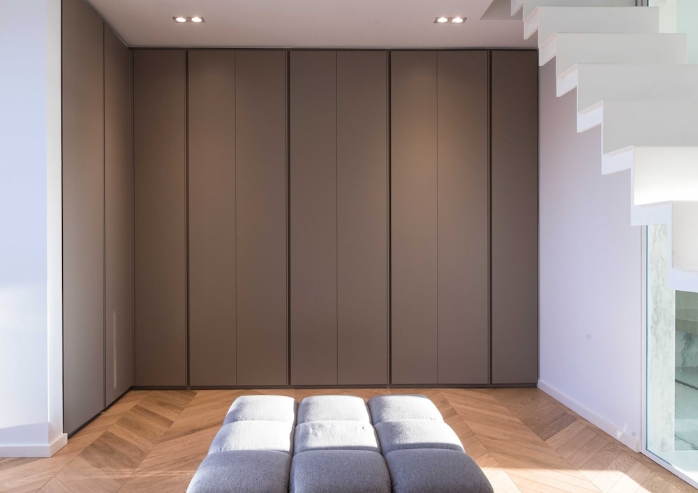 Photo qui représente un dressing sur-mesure à côté d'un escalier