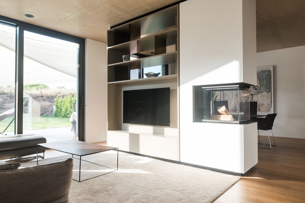 Agencement d'un intérieur avec un meuble central sur-mesure