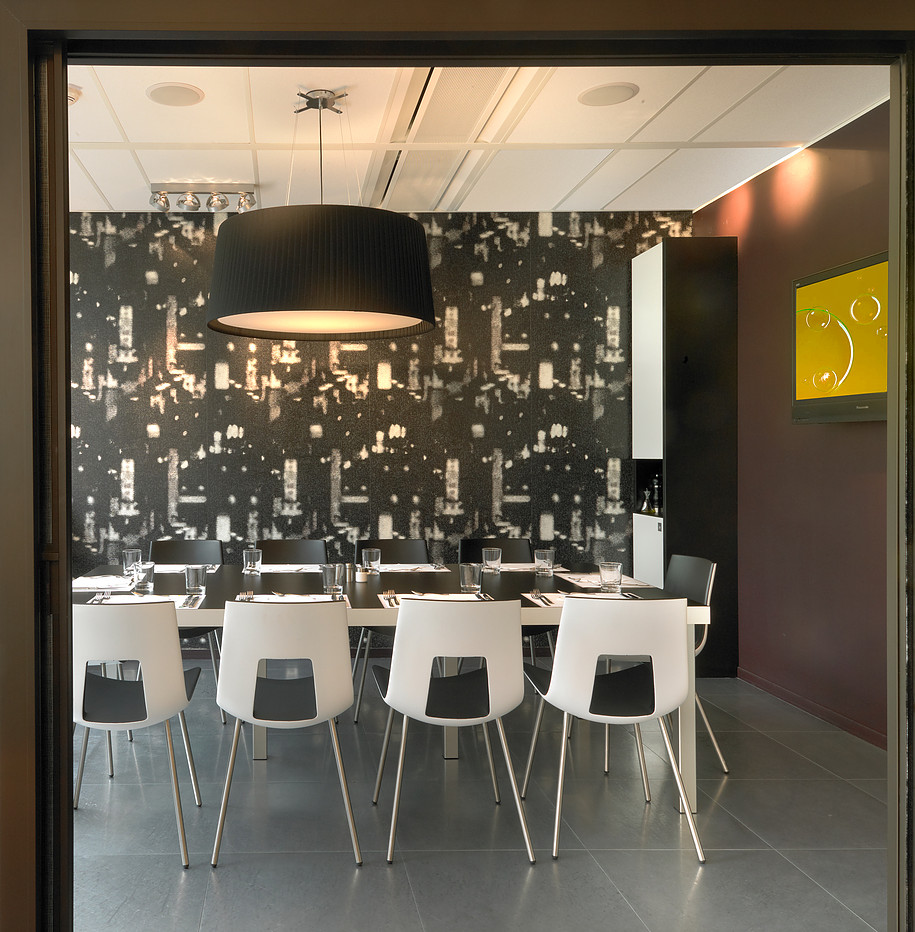 Agencement d'un restaurant réalisé dans un style lounge