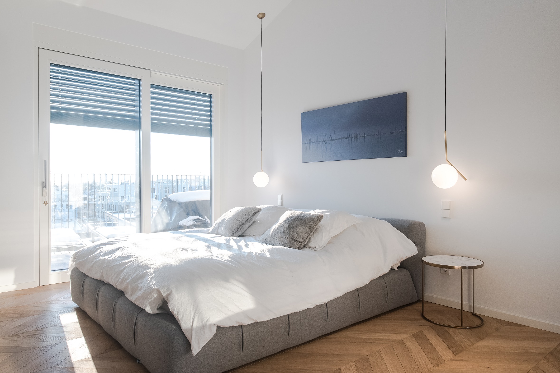 aménagement chambre minimal avec lit B&B et luminaires Flos Luxembourg